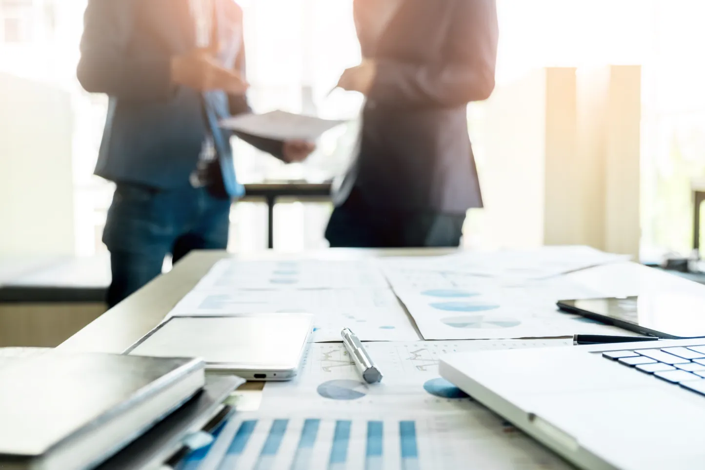 primer plano de escritorio de oficina con equipo de negocios discussting proyecto de trabajo detras